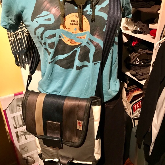 Mari Cla Ro over the shoulder bag. - Picture 5 of 8